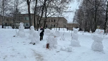 В одном из нижнекамских дворов появились снежные фигуры Чебурашки и хоккеиста - НТР 24
