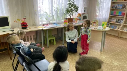 В нижнекамской библиотеке с юными читателями прошёл поэтический час «Слово о маме» - НТР 24