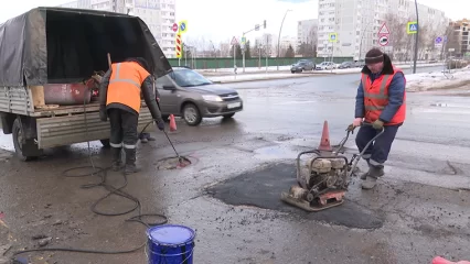 В Нижнекамске приступили к ямочному ремонту дорог