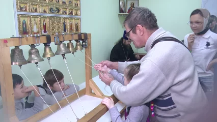 Звонарь Алексеевского храма провел мастер-класс в Нижнекамске для учеников воскресной школы