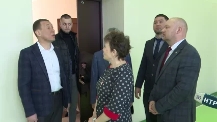 Делегация из Нижнекамска оценила состояние школы, детсада и ФАПа в поселке Трудовой - НТР 24