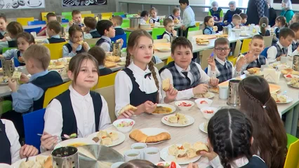 В Нижнекамске по случаю Навруза школьников накормили национальными блюдами - НТР 24