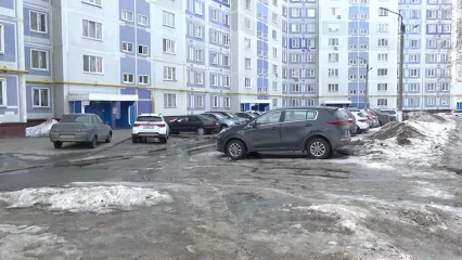 Нижнекамцы из-за нехватки парковочных мест во дворе оставляют машины на газонах – выход есть - НТР 24