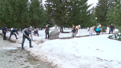 Представители администрации Нижнекамска взялись за лопаты и вышли на первый субботник - НТР 24
