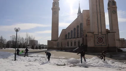 В Нижнекамске у Центральной мечети приступили к возведению мест для ифтаров