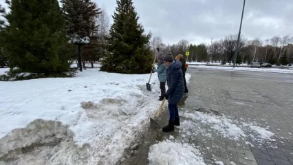 В Нижнекамске представители администрации вышли на уборку снега - НТР 24