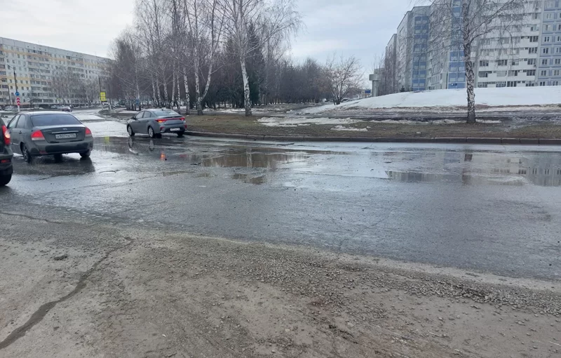 Ямы на дорогах в Нижнекамске после зимы