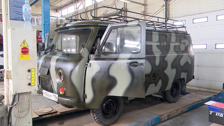 В Нижнекамске для военнослужащих готовят к отправке переделанный «УАЗ»