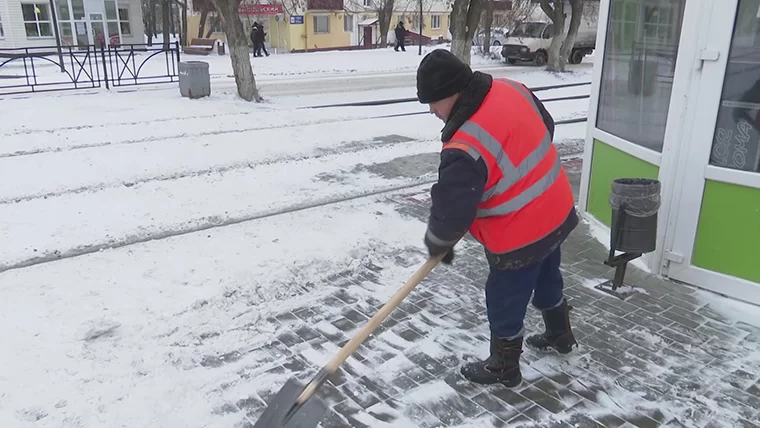 На уборку улиц Нижнекамска от снега вышли 562 дворника