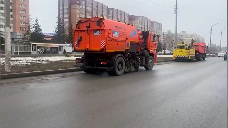 На улицы Нижнекамска выехали пылесосы для уборки песка и мусора