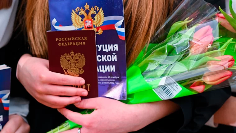 Накануне 8 Марта 11 нижнекамок, достигших 14-летия, получили свои первые паспорта