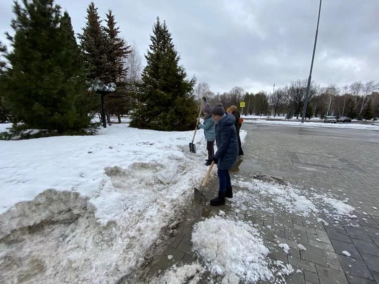 В Нижнекамске представители администрации вышли на уборку снега