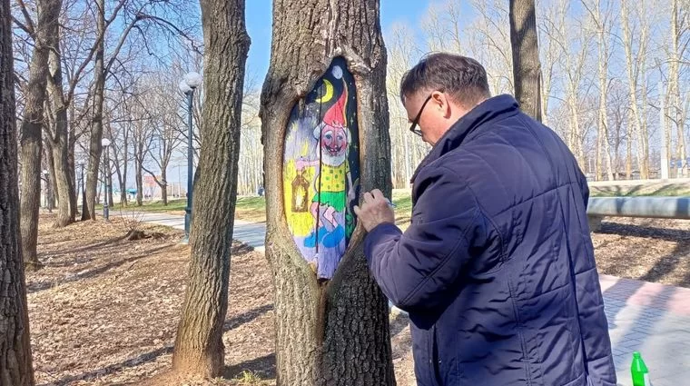 В Нижнекамске появились граффити на деревьях