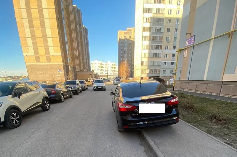 В Нижнекамске ребенок выбежал на дорогу из-за припаркованных машин и попал под колеса - видео