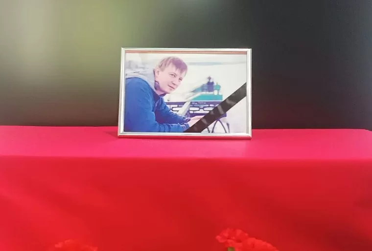 Медиахолдинг НТР организовал мемориал погибшему в СВО Александру Комарову