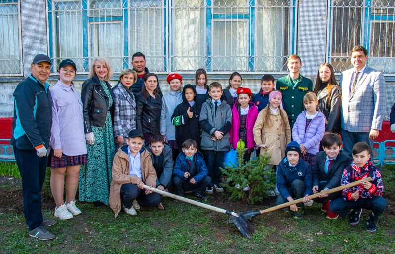 В Нижнекамске ученики школы и их родители приняли участие в акции «Ель от папы»