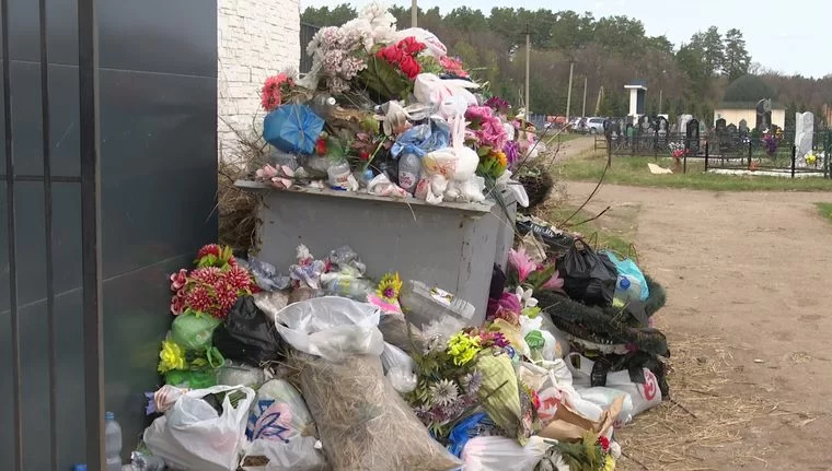 Нижнекамцы пожаловались на мусор на городском кладбище