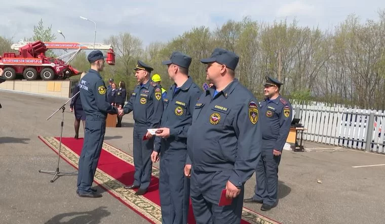 В Нижнекамске наградили отличившихся пожарных в преддверии их профессионального праздника
