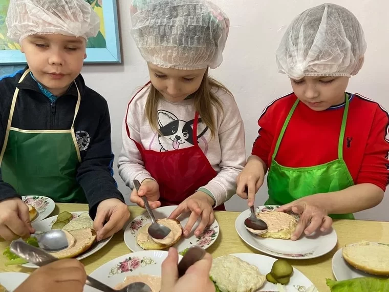 Воспитанников нижнекамского детского сада научили готовить бургеры