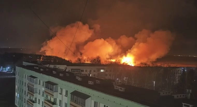 В Нижнекамске ночью горело поле на улице Береговой