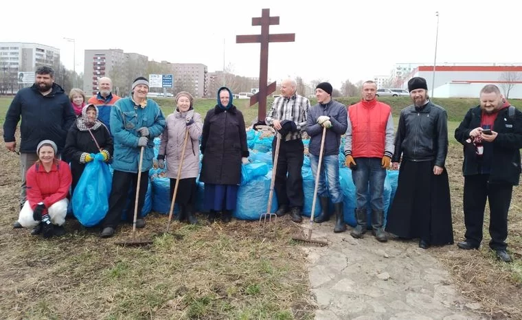 В Нижнекамске духовенство и прихожане провели субботник на территории будущего храма на въезде в город