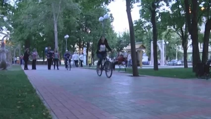«Он орет, а не поет»: нижнекамцы пожаловались на певца в парке Тукая