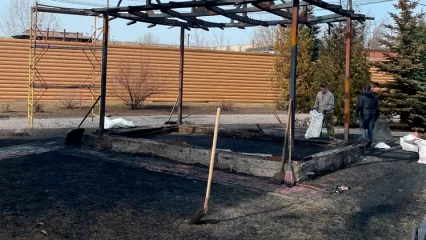 В Нижнекамске рабочие привели в порядок территорию храма после пожара - НТР 24