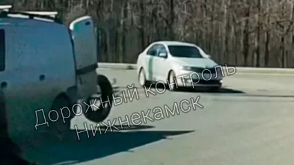 В Нижнекамске из багажника авто на ходу «убежало» колесо - НТР 24