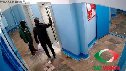 На видео попало, как в Нижнекамске жители дома наказали двух парней за хулиганство - НТР 24
