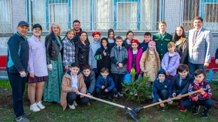 В Нижнекамске ученики школы и их родители приняли участие в акции «Ель от папы»