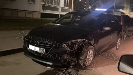 В Нижнекамске водитель легковушки протаранил четыре припаркованных автомобиля - НТР 24