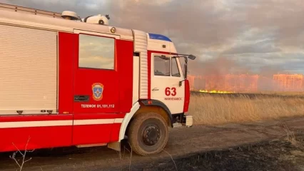 В Нижнекамске на поле загорелась сухая трава