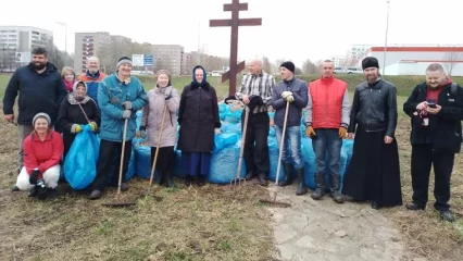 В Нижнекамске духовенство и прихожане провели субботник на территории будущего храма на въезде в город - НТР 24