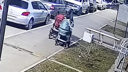 В Нижнекамске похититель детских колясок попал на видео - НТР 24