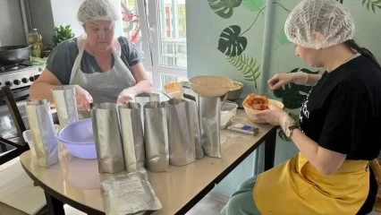 Нижнекамские волонтёры отправят участникам СВО готовые блюда в пакетах