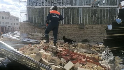 В Татарстане обрушилась стена строящегося дома, под завалами могут быть люди