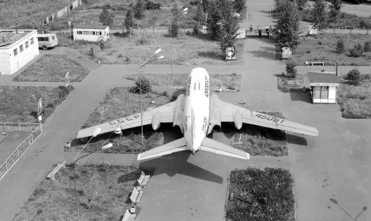 Житель Нижнекамска поделился историческим фото самолёта в парке аттракционов
