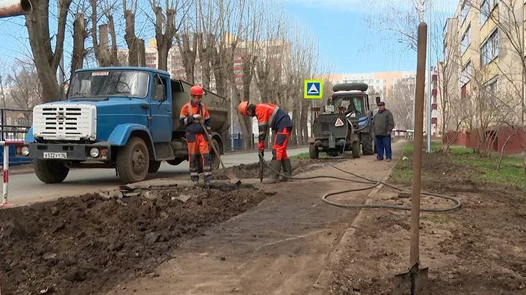 В Нижнекамске работники водоканала благоустраивают участки, где зимой проводился ремонт