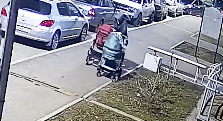В Нижнекамске похититель детских колясок попал на видео