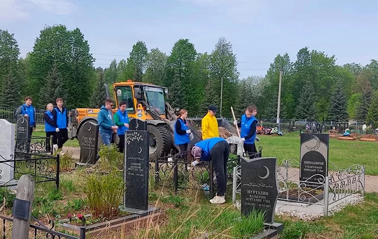 В Нижнекамске активисты привели в порядок могилы солдат на городском кладбище