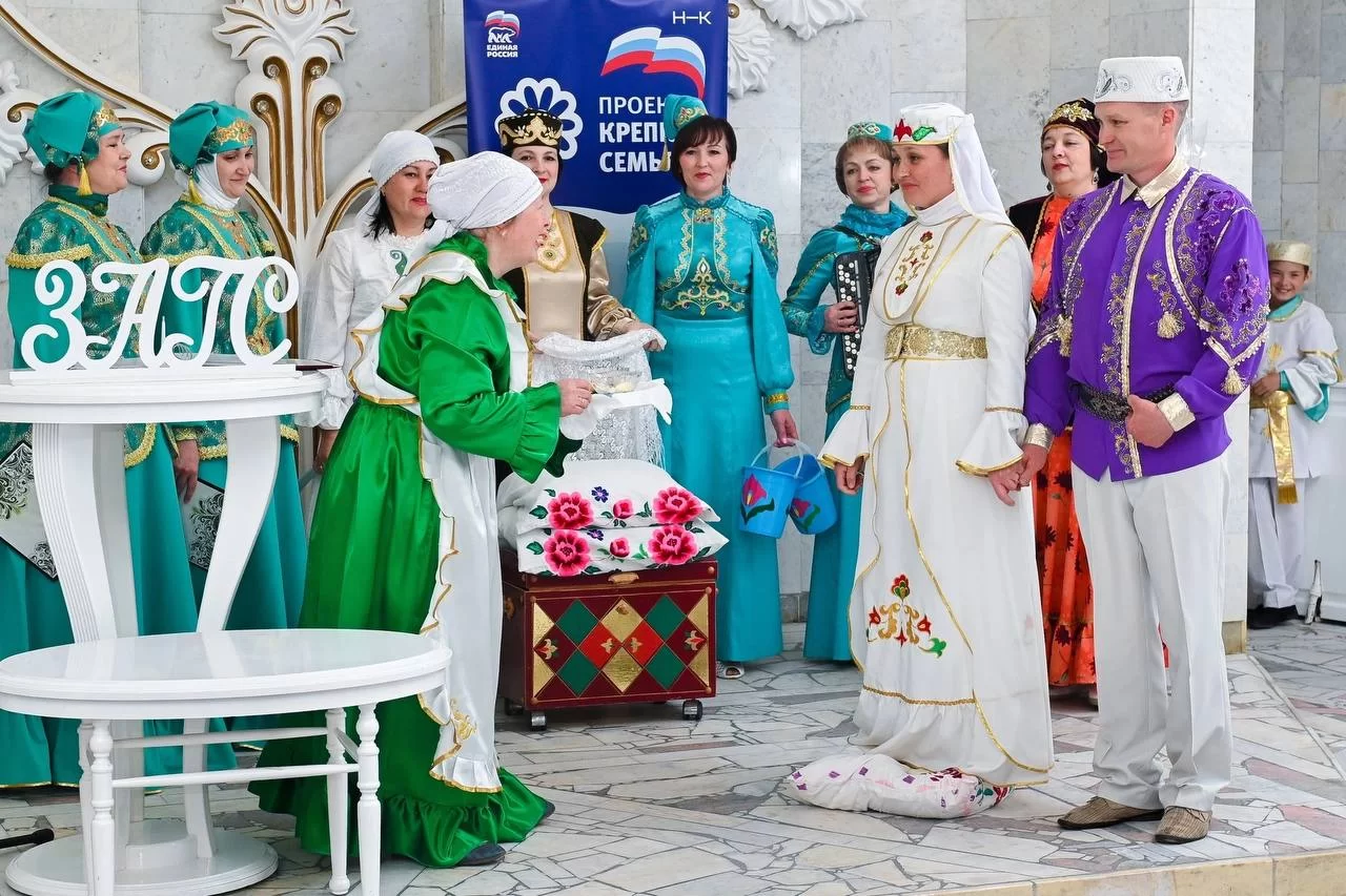 В Нижнекамске прошел парад юбиляров супружеской жизни