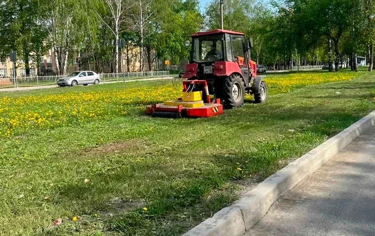 В Нижнекамске начался покос травы на газонах