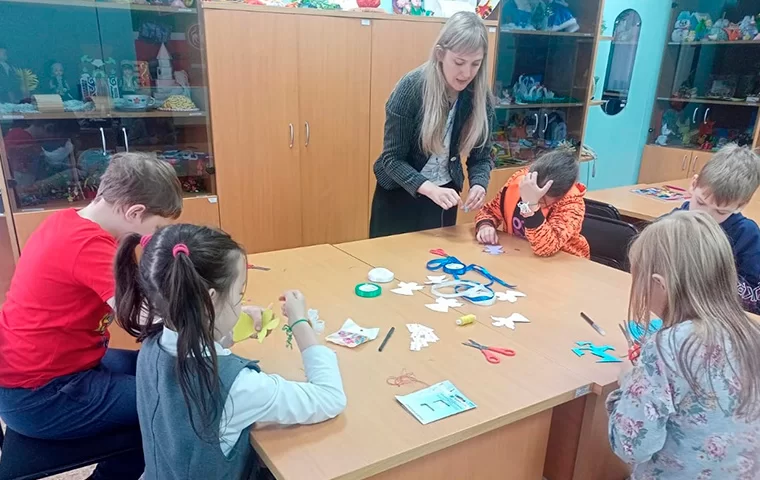 Воспитанники нижнекамского центра «Милосердие» создают обереги для детей, чьи близкие участвуют в СВО