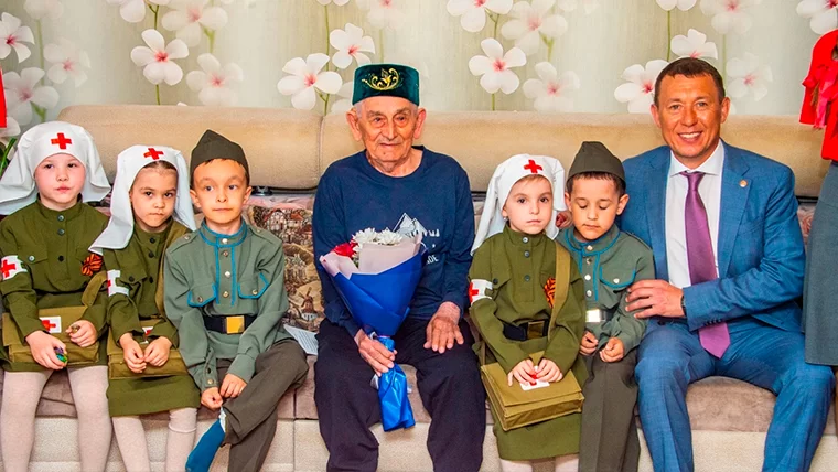 В Нижнекамске ветерану на юбилей мэр города принёс письмо от Путина