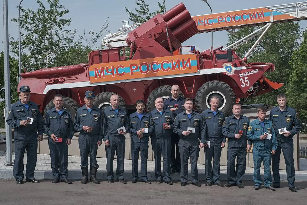 Пожарных из Нижнекамска наградили медалями МЧС России