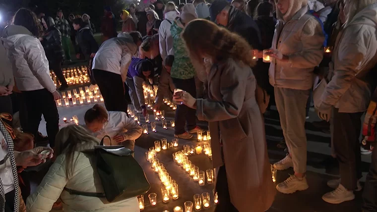 Полторы тысячи нижнекамцев из горящих свечей выложили слово «Победа»