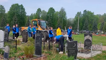 В Нижнекамске активисты привели в порядок могилы солдат на городском кладбище