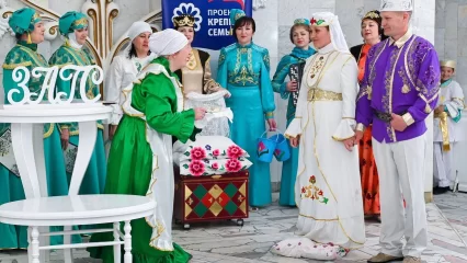 В Нижнекамске прошел парад юбиляров супружеской жизни
