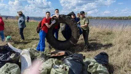 Участники «Чистых игр» собрали на берегу Камы в Нижнекамском районе тонну мусора