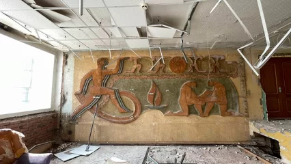 В Нижнекамске в «Факеле» в ходе реконструкции обнаружили фреску советских времен